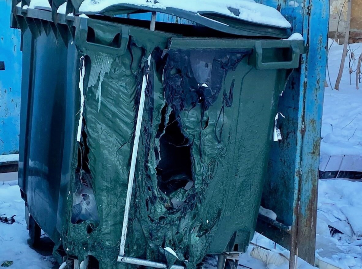 Фото ЕМУП. Если вы стали очевидцем вандализма или хищения контейнеров, незамедлительно сообщайте об этом в правоохранительные органы и на «горячую линию» регионального оператора по номеру 8 800 775 00 96.